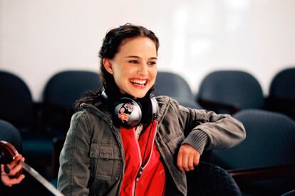 Natalie Portman en una escena de Garden State (Algo en común), en la que Portman hará que la vida de Andrew Largeman (Zach Braff) tome un rumbo nuevo con todos los tópicos posibles de este tipo de películas.