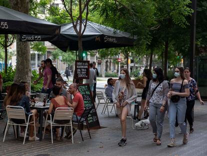 En la imagen una terraza del Paseo Sant Joan.