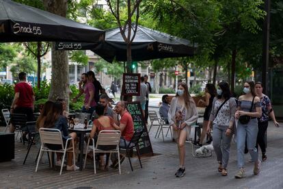 En la imagen una terraza del Paseo Sant Joan.