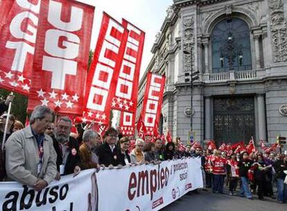 Cabecera de la manifestación ayer en Madrid para exigir empleo y protección social.