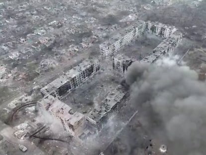 Imágenes grabadas desde un dron por el ejército de Ucrania en la ciudad asediada de Bajmut, al este del país.