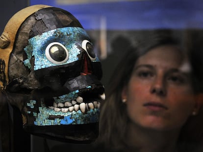 Una mujer observa un cráneo que representa al dios prehispánico Tezcatlipoca, en el Museo Británico, en Londres.