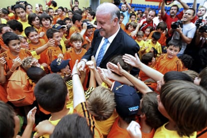 El seleccionador nacional, Vicente Del Bosque, rodeado de niños a su llegada a Salamanca, donde ha sido homenajeado