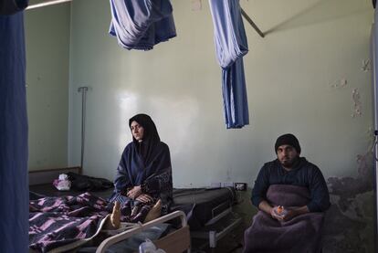 Familia de un paciente ingresado en el hospital de Bab al Hawa, herido durante la última ofensiva del régimen sobre Idlib.