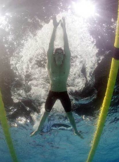 Michael Phelps nada hacia otra victoria más.