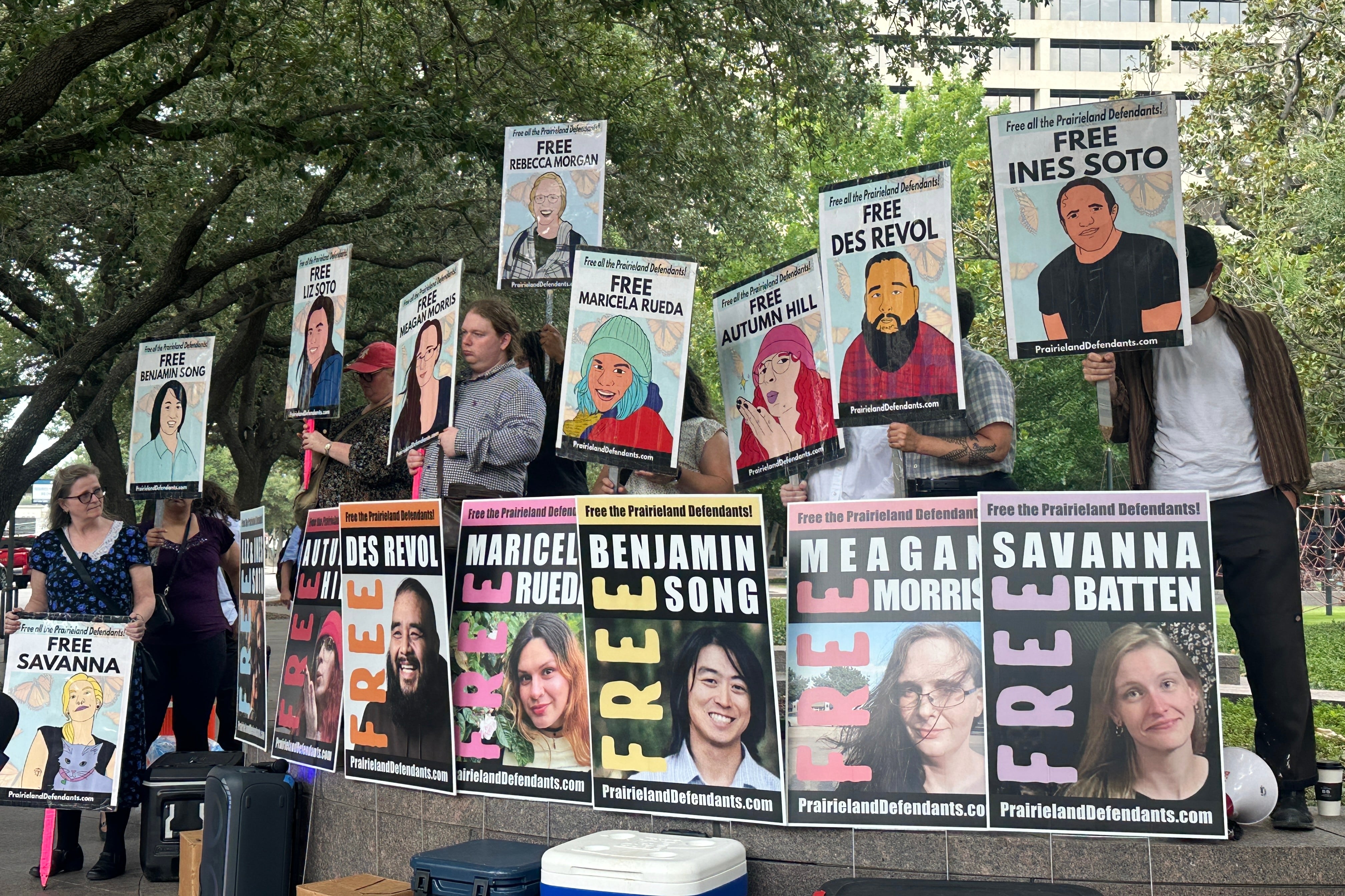 Un grupo de manifestantes contra el ICE acusado de tener vínculos con antifa es condenado con hasta 100 años de prisión