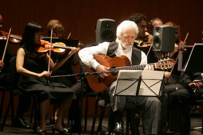 Manolo Sanlúcar junto a la Orquesta de Córdoba, en julio de 2009.