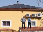05/02/21. (DVD 1039). Angel Abraham y su hermano Abraham Abraham, con las placas de energia solar que han instalado en su casa de Pozuelo, en Madrid.
Jaime Villanueva.