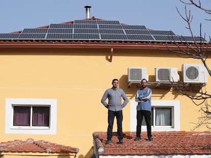 Ángel Abraham (izquierda) y su hermano Abraham, con las placas de energía solar que han instalado en su casa de Pozuelo, en Madrid.