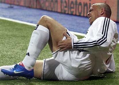 Ronaldo se duele en el suelo de su lesión muscular.