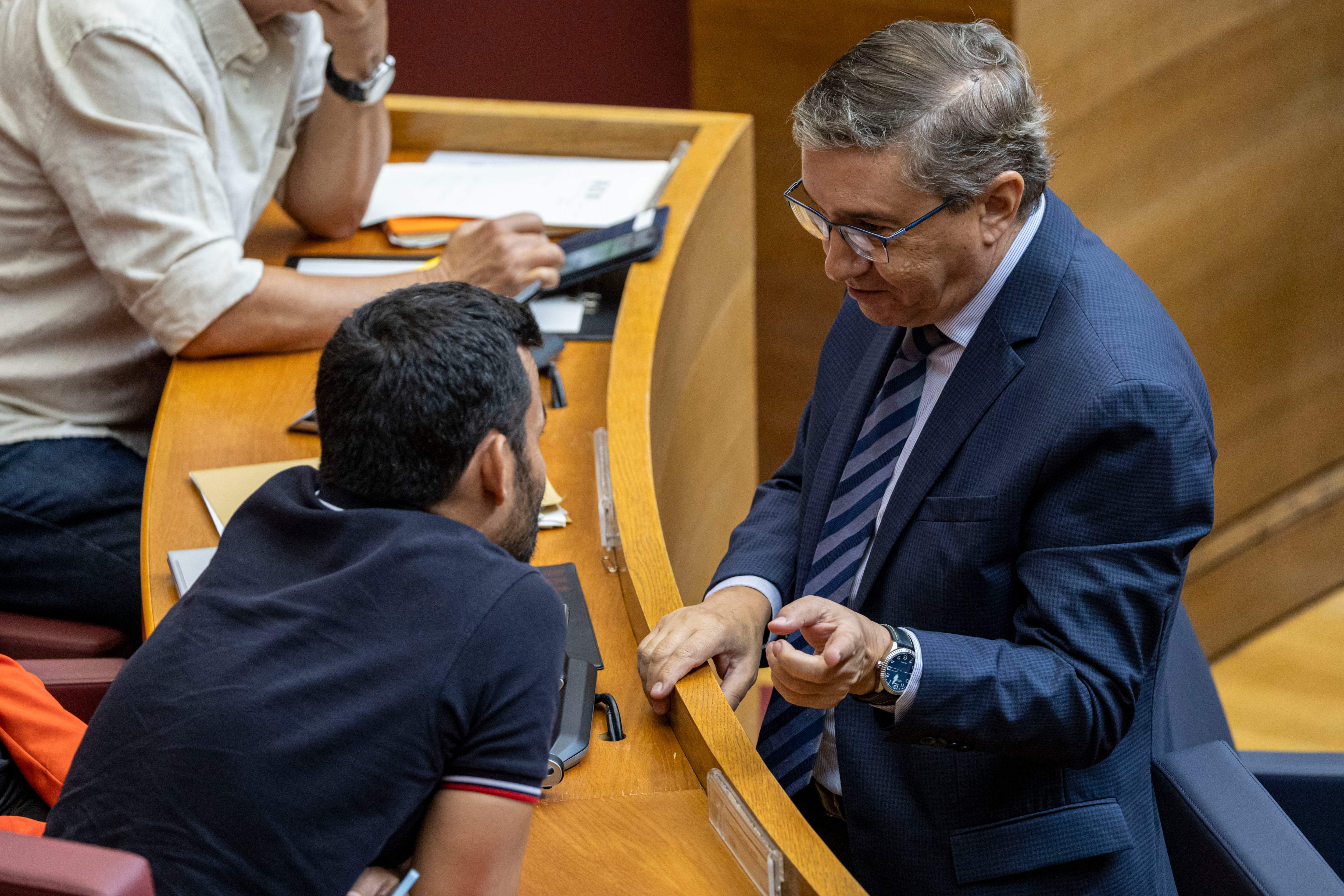 El entonces consejero de Educación, José Antonio Rovira, en las Cortes conversa con el anterior titular de la cartera, Vicent Marzà, de Compromís, en diciembre de 2023. 