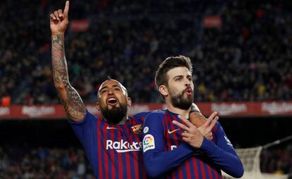 Piqué celebra su gol ante el Rayo con Vidal.