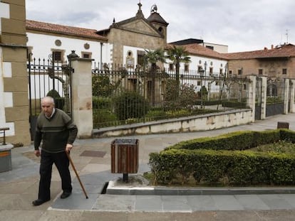Entrada principal del convento de Santa Brígida de Lasarte, el monasterio estafado por Franklin Torres.