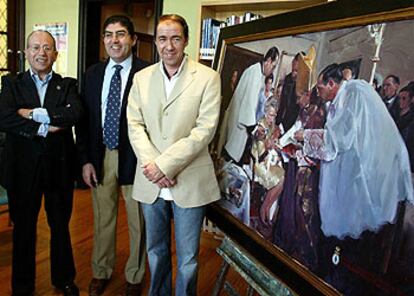 El pintor Luis Azón (derecha), autor del cuadro que regalan los nobles asturianos a los novios.