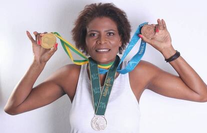 Alessandra Oliveira posa com as medalhas que conquistou vestindo o número 13 da seleção feminina de basquete.