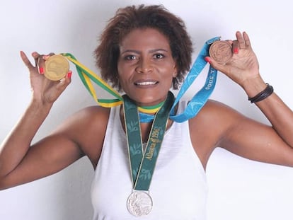 Alessandra Oliveira posa com as medalhas que conquistou vestindo o número 13 da seleção feminina de basquete.