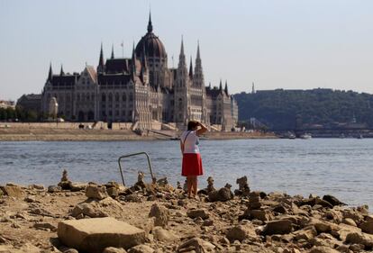 Una mujer a orillas del río Danubio en Budapest (Hungría), afectado por sequía que sufre el país.