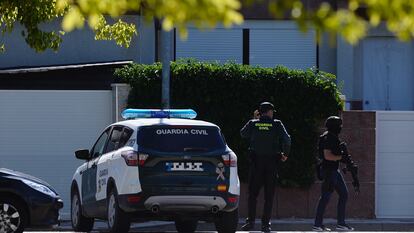 VALLADOLID, 01/07/2022.- Un varón ha fallecido en la madrugada de este jueves en un domicilio de la localidad vallisoletana de Santovenia de Pisuerga como consecuencia de un disparo. El presunto autor del homicidio mantiene un rehén. La Guardia Civil ha acordonado la zona. EFE/ Nacho Gallego
