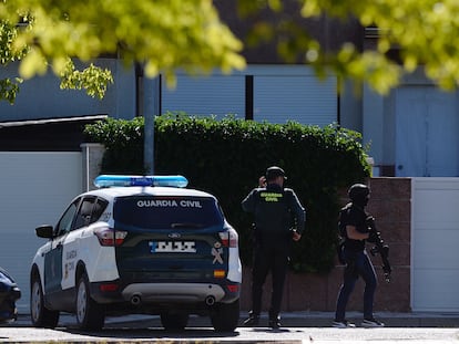 Agentes de la Guardia Civil, en la localidad de Santovenia de Pisuerga (Valladolid), tras el homicidio de un hombre por arma de fuego.