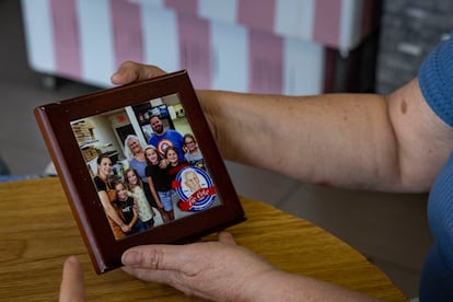 Ingrid sostiene una foto su familia en el Restaurante Tío Colo, un restaurante de comida cubana propiedad de Ingrid Arenas, en Miami, Florida, Estados Unidos, el jueves, 19 de febrero de 2026.