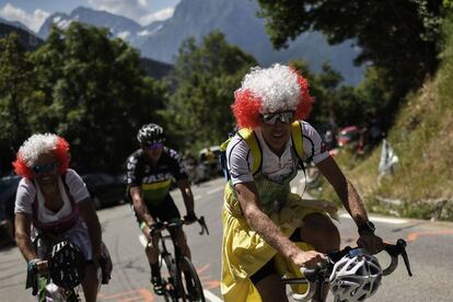 Espectadores en sus bicicletas realizan un tramo de la duodécima etapa del Tour, el 19 de julio de 2018.