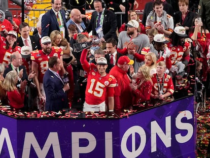 Patrick Mahomes, levanta el Trofeo Vince Lombardi después de la victoria del equipo sobre los 49ers de San Francisco.