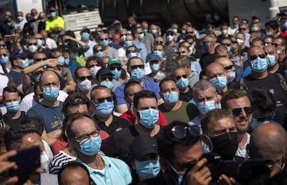 Trabajadores de Nissan protestan tras el anuncio de cierre de la compañía, este jueves. Fuentes sindicales han explicado que, en una breve reunión, el presidente europeo de Nissan, Gianluca de Ficchy, les ha comunicado la decisión y la ha argumentado por la falta de viabilidad en las propuestas que estaban sobre la mesa.