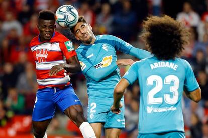 Azeez pelea un balón con nacho Vidal.