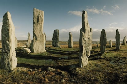 Además de playas de ensueño, las islas Hébridas, al norte de Escocia, son conocidas por el 'tweed', un tejido de lana de alta calidad que aún se elabora a mano, y por sus paisajes de turberas, menhires (en la imagen, el círculo de de Callanish) y viejas casas de piedra.