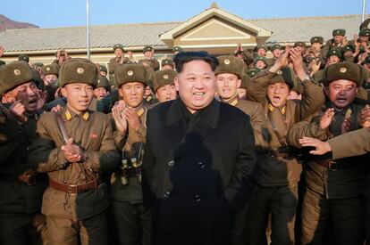 Kim Jong-un inspecciona a la unidad militar KPA 1344. La fotografía sin fecha fue publicada por la KCNA el 9 de noviembre de 2016.