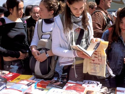 Varios visitantes en uno de los puestos de las librerías por Sant Jordi, en 2017 en Barcelona.