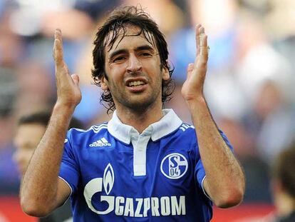 Raúl anima a sus compañeros durante el partido del Schalke contra el Wolfsburgo del sábado.