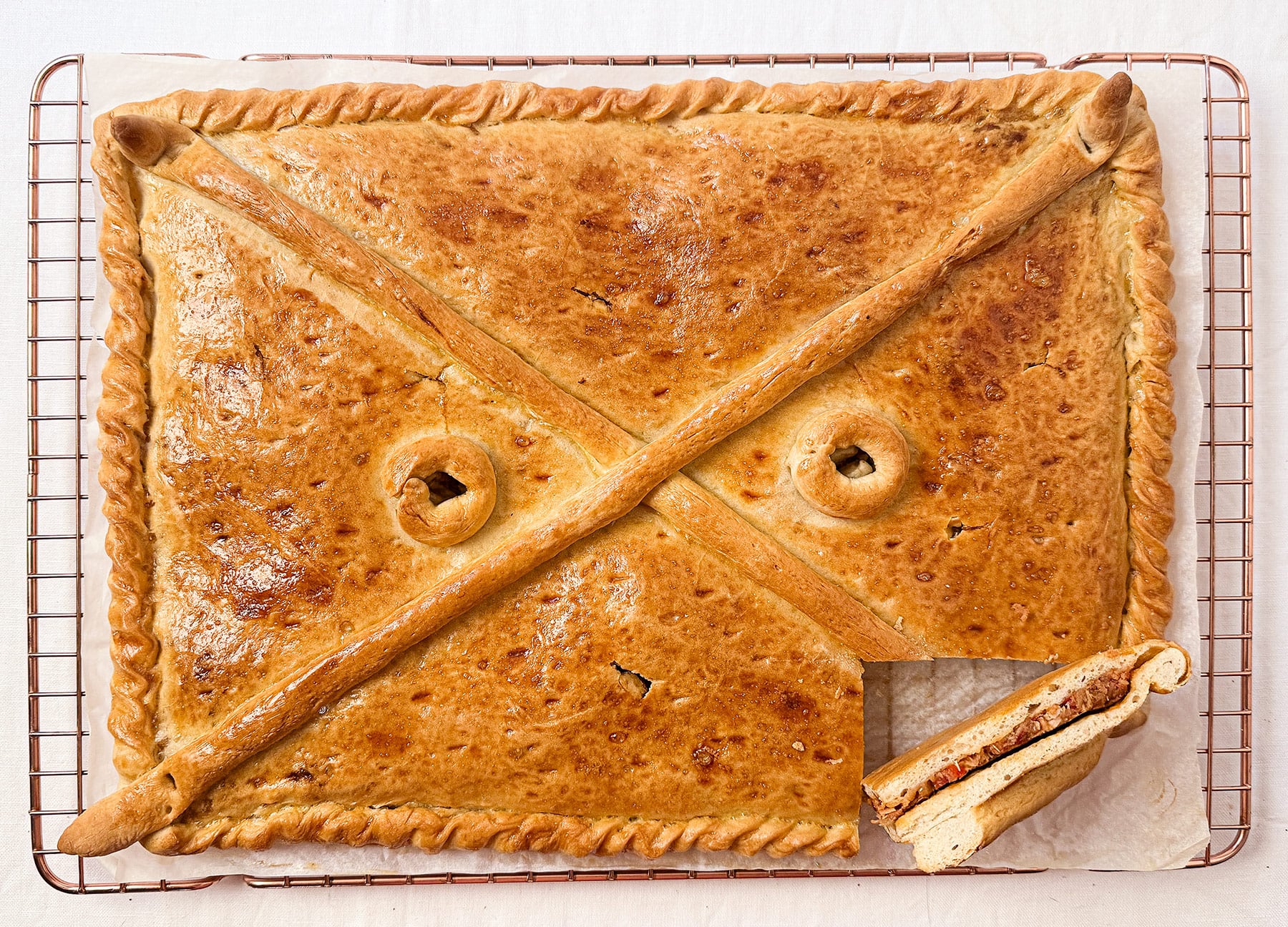 Empanada gallega de atún, la receta casera con un truco que lo mejora todo