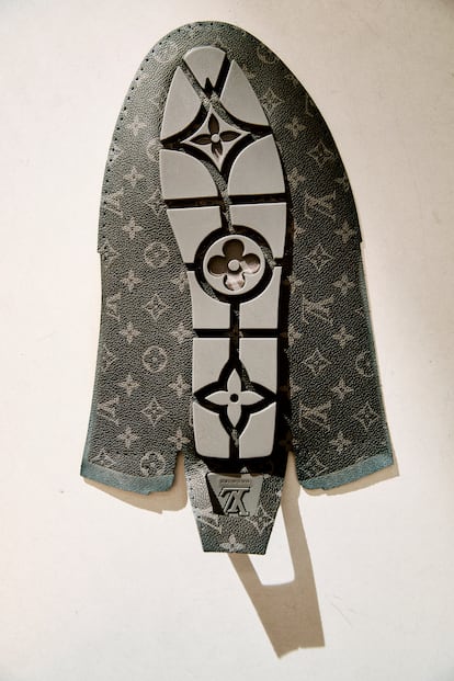 Detalle de la suela de un mocasín de Louis Vuitton con el monograma de la casa francesa.