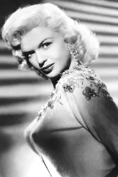 En los años 50, Jayne Mansfield rivalizaba con Marilyn Monroe por su gran parecido y sensualidad. La ropa interior que lucía en la época otorgaba a sus senos una forma puntiaguda que estaba de moda en el momento.