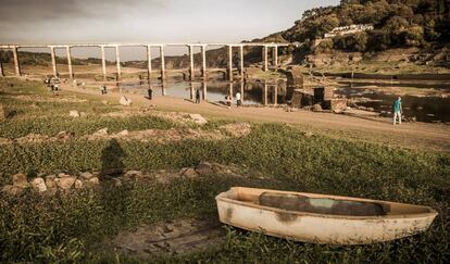 Embalse gallego de Belesar en mínimos históricos a consecuencia de la sequía, a su paso por Portomarín, en Lugo, el pasado octubre.
