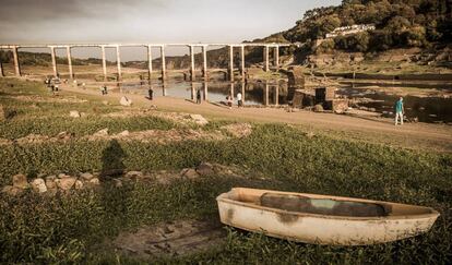 Embalse gallego de Belesar en m&iacute;nimos hist&oacute;ricos a consecuencia de la sequ&iacute;a, a su paso por Portomar&iacute;n, en Lugo, el pasado octubre.