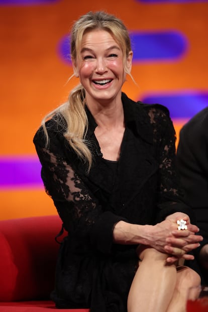 Ese mismo 30 de enero, horas después, Renée Zellweger se sentaba en el plató de la BBC para grabar el programa de Graham Norton, que se emitió unos días después. La actriz volvía a apostar por el color negro para este nuevo encuentro con los medios. Elegía una camisa de encaje que dejaba a la vista una camiseta ajustada del mismo tono. Lucía el mismo tipo de maquillaje y peinado y completaba su look con un gran anillo en su dedo índice.