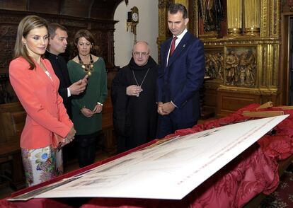 Los Príncipes de Asturias y de Viana, don Felipe y doña Letizia, en la iglesia abacial del monasterio de Leyre, junto a la presidenta de Navarra, Yolanda Barcina (c), donde han presidido hoy la entrega del premio Príncipe de Viana de la Cultura 2014.