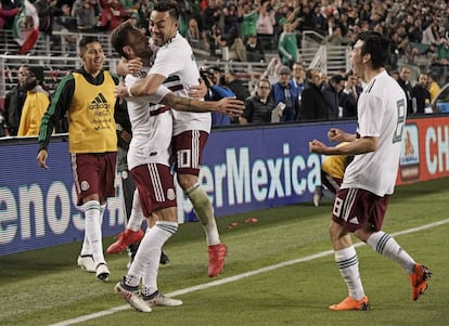 Los jugadores del Tri festejan un gol.