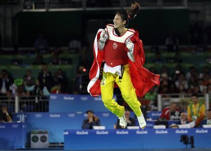 A chinesa Zheng Shuyin comemora o ouro na final do taekwondo contra a mexicana Maria del Rosario Espinoza Espinoza.