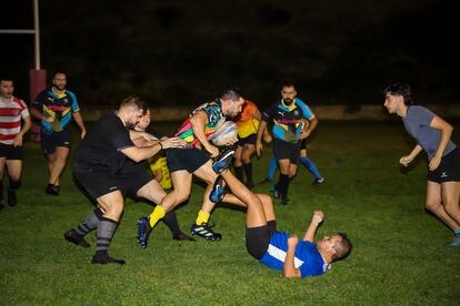 Ya de noche, los jugadores siguen entrenando. Lo harán hasta las 21.00, dos días por semana, más cuando se acerca un partido importante, como el de este fin de semana en París.