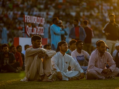 Aficionados durante el partido entre Qatar y Senegal en la Fan Zone del área industrial en Doha, este viernes