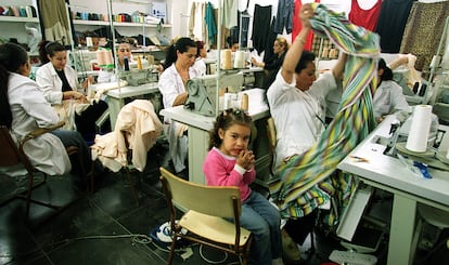 Unas mujeres trabajan en una asociacin gitana del barrio Ciudad Fallera de Valencia, en mayo de 2003.