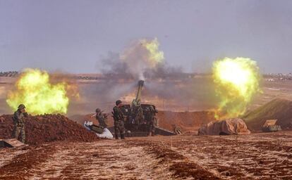 Una foto publicada por la Agencia Oficial de Noticias Árabe Siria (SANA) muestra armas de artillería del ejército sirio disparando desde una posición en al-Habit.