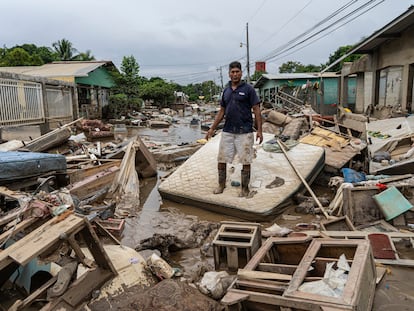 Habitantes da colônia Nuevo San Juan perderam tudo pela tormenta tropical Iota.