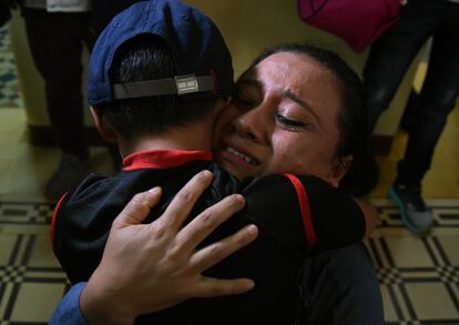 Foto de archivo del 7 de agosto de 2018 del reencuentro de un niño y una madre guatemalteca que fueron separados en la frontera por el Gobierno de Trump.