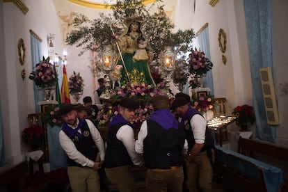 Varias personas sacan a la Virgen de los Rondeles de la ermita de la Veracruz antes de la Fiesta de los Rondeles.