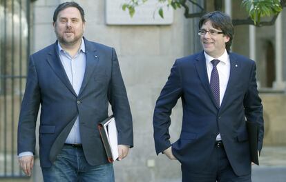 Puigdemont (dreta), al costat de Junqueras, ahir.