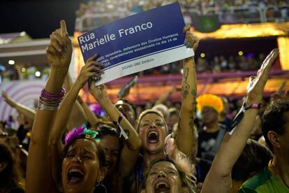 A poucos dias de completar um ano do assassinato da vereadora Marielle Franco (PSOL) e do motorista Anderson Gomes, várias homenagens lembraram a ativista. O desfile da Mangueira é campeão do Carnaval Rio 2019 com enredo 'História para ninar gente grande', que lembrou heróis da resistência negros e índios.